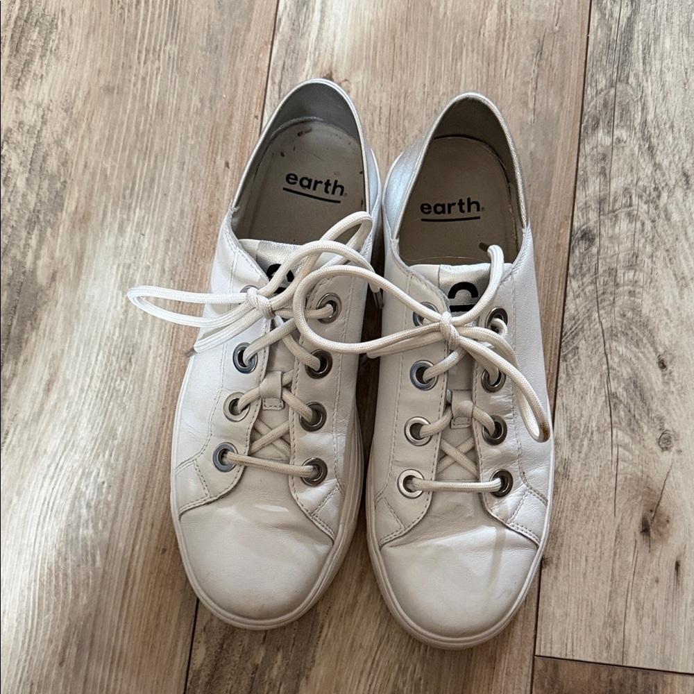 Earth Off-White Women's Lace-Up Sneakers